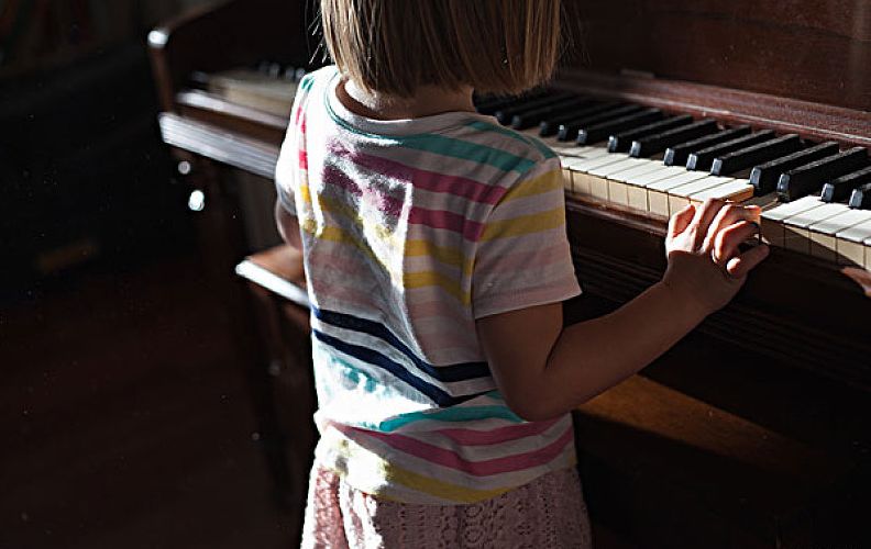 鋼琴最佳學(xué)年齡段_鋼琴年齡最佳學(xué)歷是什么_學(xué)鋼琴的最佳年齡